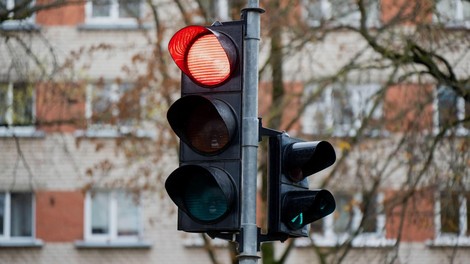 semafor rdeca luc promet 4 luc bela luc avtomobili studija znanstveniki