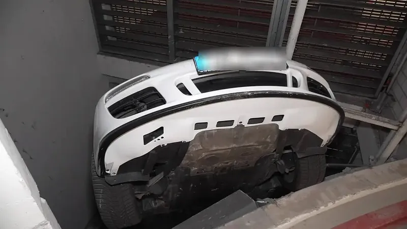 Porsche 911 - nesreča v garažni hiši