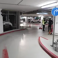 Prestižni športnik skozi zid poletel v prezračevalni jašek. Kdo je bil za volanom pa je presenetilo vse