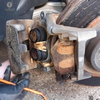 Rabljen luksuzen avto so kupili na spletni dražbi, ko so pogledali zavore pa so lahko v šoku samo še poklicali policijo