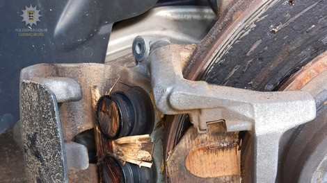 Rabljen luksuzen avto so kupili na spletni dražbi, ko so pogledali zavore pa so lahko v šoku samo še poklicali policijo