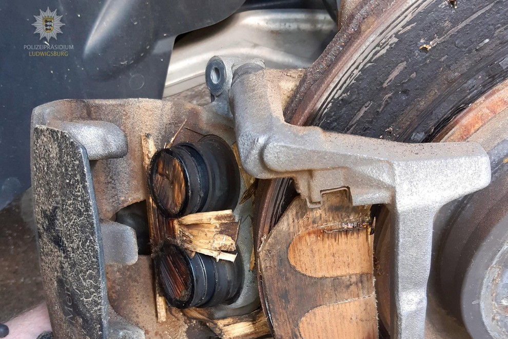 Rabljen luksuzen avto so kupili na spletni dražbi, ko so pogledali zavore pa so lahko v šoku samo še poklicali policijo