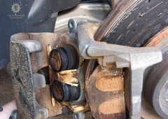 Rabljen luksuzen avto so kupili na spletni dražbi, ko so pogledali zavore pa so lahko v šoku samo še poklicali policijo