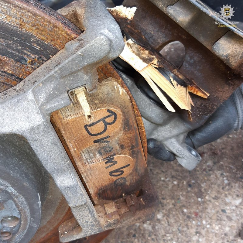 Rabljen luksuzen avto so kupili na spletni dražbi, ko so pogledali zavore pa so lahko v šoku samo še poklicali policijo