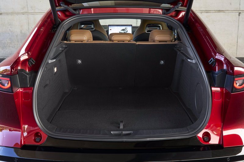 Novo v Sloveniji: Mazda 6e – Lastovka je preklopila na elektriko