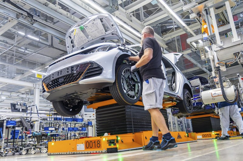avtomobilizem nemcija vw bmw mercedes trg tovarna ekonomist napoved ogorcenje