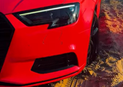 Želela sta posneti le nekaj fotografij ... Kaj se zgodi, ko z rožnatim Audijem zapelješ na plažo? Nič dobrega! (VIDEO)