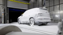 Pred uradno predstavitvijo se novi Mercedes-Benz GLB skriva v ledenem oklepu