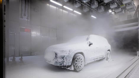 Pred uradno predstavitvijo se novi Mercedes-Benz GLB skriva v ledenem oklepu