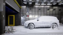 Pred uradno predstavitvijo se novi Mercedes-Benz GLB skriva v ledenem oklepu