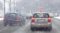 Sredi novembra se na cestah začne zima…in morda bo spet bela