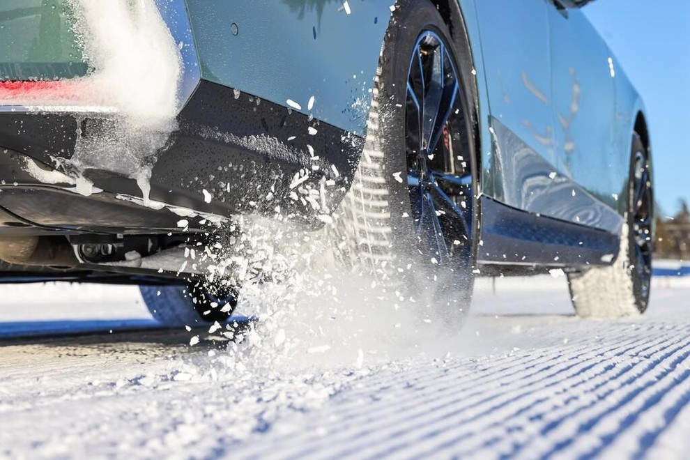 Sredi novembra se na cestah začne zima…in morda bo spet bela