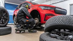 Sredi novembra se na cestah začne zima…in morda bo spet bela