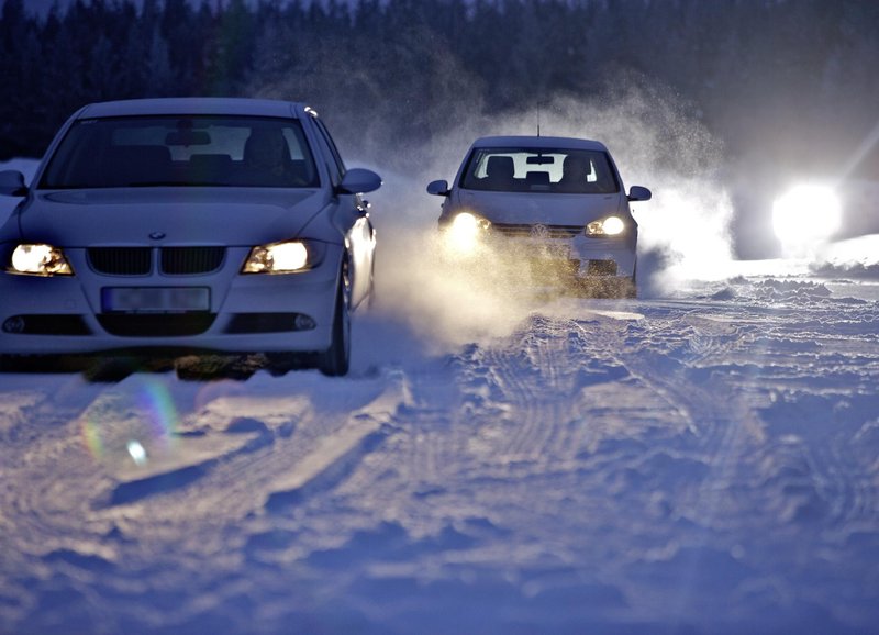 Sredi novembra se na cestah začne zima…in morda bo spet bela