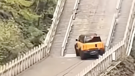 Ta kitajski terenec je skušal iti po stopinjah Range Roverja, a je dobesedno pristal na trdih tleh (VIDEO)