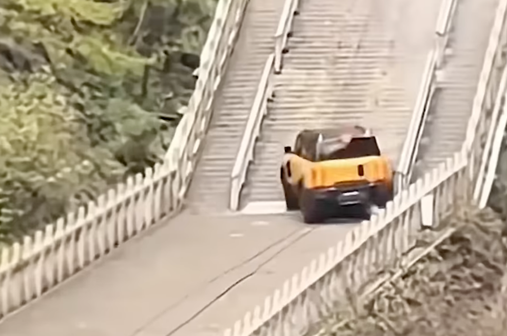 Ta kitajski terenec je skušal iti po stopinjah Range Roverja, a je dobesedno pristal na trdih tleh (VIDEO) (foto: Youtube/CarForLife)