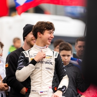 Na finalu prvenstva v razredu GT4 je odmevala Zdravljica! Slavil je velik up slovenskega in evropskega motošporta