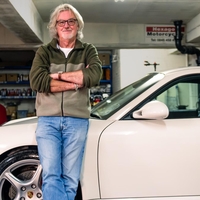 Slavni TV voditelj prodaja svojega Porscheja, ki je z njim od novega. Razlog za prodajo pa je še posebej zanimiv