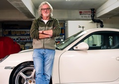 Slavni TV voditelj prodaja svojega Porscheja, ki je z njim od novega. Razlog za prodajo pa je še posebej zanimiv