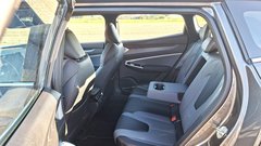 Nad prostornostjo na zadnji klopi se nihče ne more resno pritoževati, tudi prostora za kolena je praktično v izobilju.