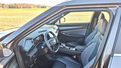 Korektna ergonomija in čvrsti, korektni sedeži.