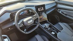 Dovolj sodobna zasnova kokpita. Ročka menjalnika je lično oblikovana, manjka pa ji tista mehanska povratna informacija, da je računalnik dejansko zaznal premik in poslal ukaz naprej v menjalnik (by wire tehnologija).