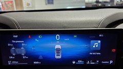 Vonzikov inforamcijski zaslon je pregleden, toda še vedno brez trohice inovativnosti, domišljije ali privlačnosti.