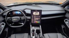 Več kot 14 col meri osrednji zaslon, ki  ima kljub dimenzijam nekatere ikone smešnp majhne. Odziven je, to že, toda v hladnih dneh rabi več kot minuto, da je mogoče preko njega recimo vklopiti gretje stekla.