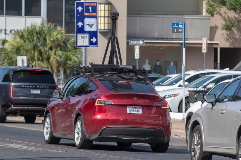 Neslavna bilanca Teslinih samovozečih taksijev: v petih mesecih so povzročili 7 nesreč