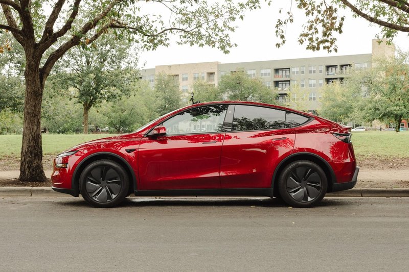 Neslavna bilanca Teslinih samovozečih taksijev: v petih mesecih so povzročili 7 nesreč