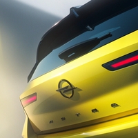 To so prvi obrisi prenovljenega Opla Astra. Slike še ne povejo dosti, a razkrivajo veliko novost