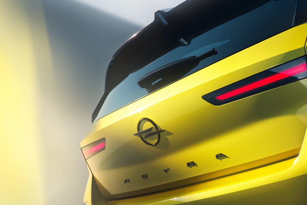 To so prvi obrisi prenovljenega Opla Astra. Slike še ne povejo dosti, a razkrivajo veliko novost