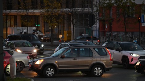 Kaos v križiščih ob slabem vremenu stalnica v Ljubljani, meščani ogorčeni: "Ti ljudje niso sposobni za na cesto ..."