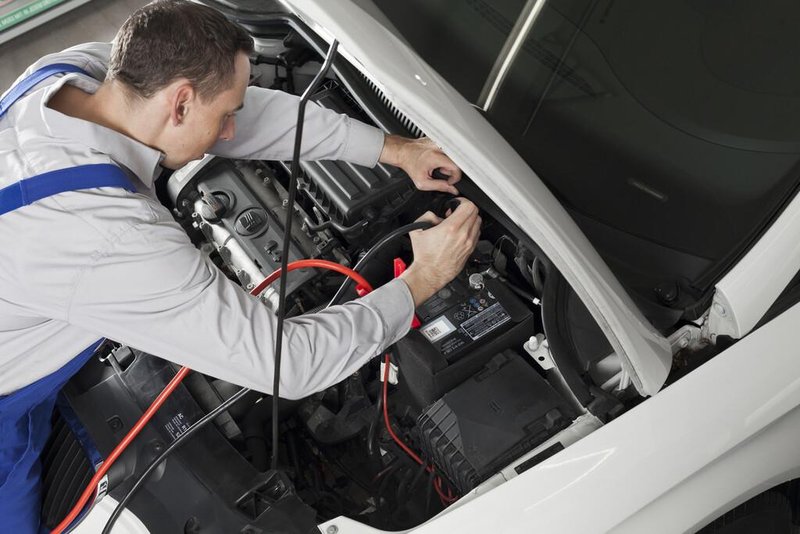 Pet pogostih napak, ki »ubijajo« avtomobilske akumulatorje