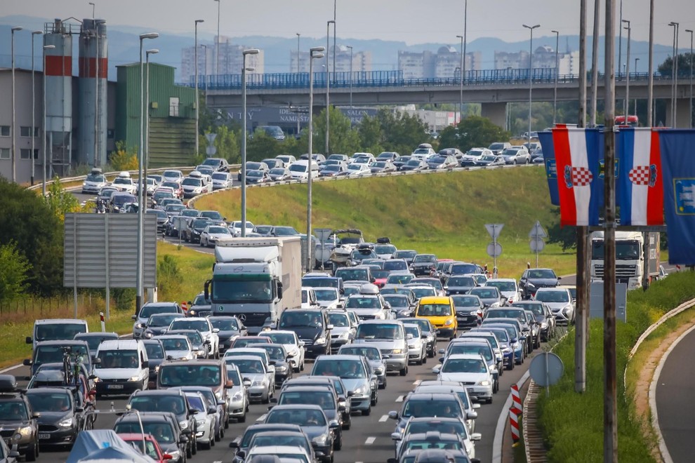 Novi avtomobili so pri južnih sosedih še vedno dražji. A to ni pravilo
