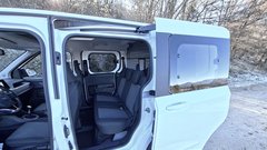 Dostop do zadnje klopi je zaradi drsnih vrat res enostaven.