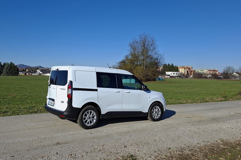 Test: Ford Transit Courier Furgon Kombi 1,0 - Tri v (zadnjo) vrsto ...