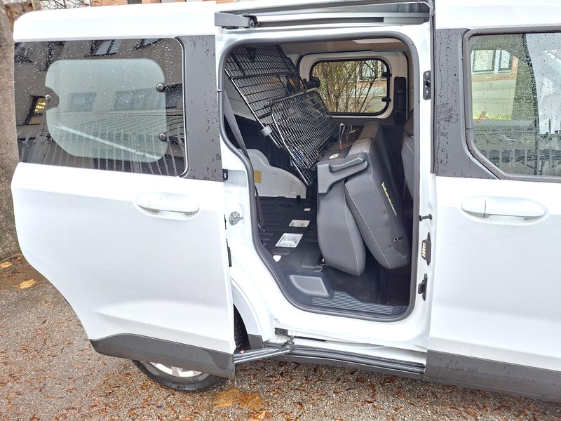Test: Ford Transit Courier Furgon Kombi 1,0 - Tri v (zadnjo) vrsto ...