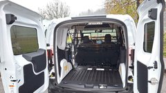 Krilna vrata olajšajo dostop, hkrati pa omejujejo razgled nazaj.