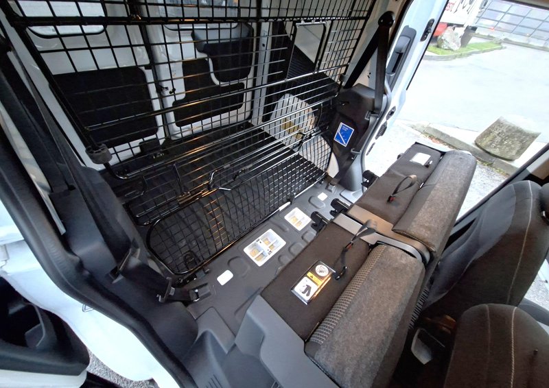 Test: Ford Transit Courier Furgon Kombi 1,0 - Tri v (zadnjo) vrsto ...