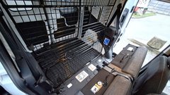 Sedeže je treba najprej prekucniti, nato je na vrsti zlaganje predelne mrežne stene. Hitro in dokja enostavno ...