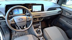 Enostaven, pregleden kokpit z dobrimi sedeži in opazno limuzinsko noto. Pa tudi z dosti trde plastike, ki nakazuje delovno namembnost.