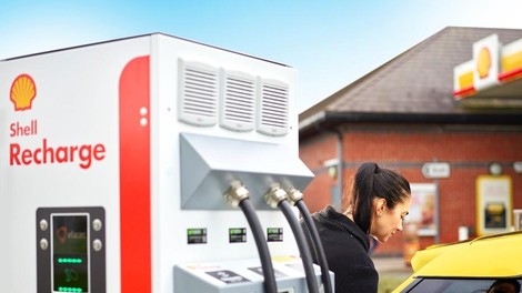 Bodo naftarji rešitelji največjega problema električnih avtomobilov?