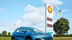 Bodo naftarji rešitelji največjega problema električnih avtomobilov?