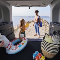 Vrnitev trojčkov, zaradi katerih so Slovenci ob njihovem odhodu prelivali krokodilje solze