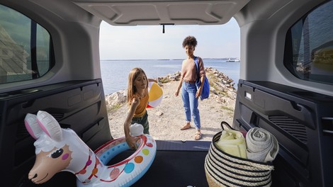 Vrnitev trojčkov, zaradi katerih so Slovenci ob njihovem odhodu prelivali krokodilje solze