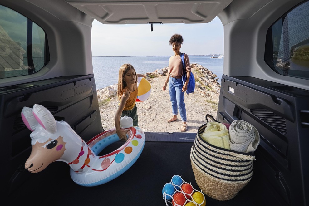 Vrnitev trojčkov, zaradi katerih so Slovenci ob njihovem odhodu prelivali krokodilje solze