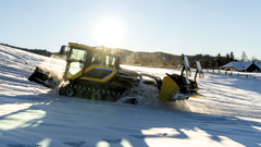 Snežna mačka se lahko z elektriko po zasneženih pobočjih lahko podi tudi do pet ur