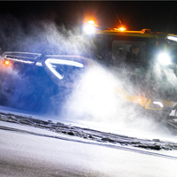 Snežna mačka se lahko z elektriko po zasneženih pobočjih lahko podi tudi do pet ur
