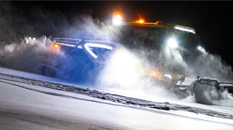 Snežna mačka se lahko z elektriko po zasneženih pobočjih lahko podi tudi do pet ur